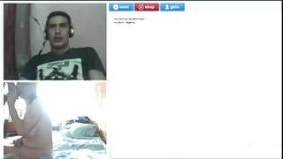 Anne ve oğlu, evde yalnız olduğunda onu becermek için misafir konulu porno genç bir adam