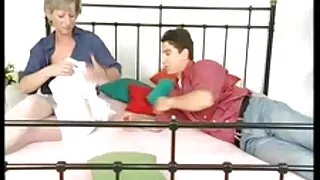 Sarışın bir kızı baştan konulu porno sinemalar çıkarıyor